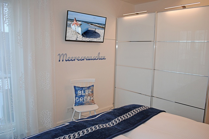 Villa Poseidon, Appartement 20 - 1. Schlafzimmer mit Doppelbett, TV und Kleiderschrank