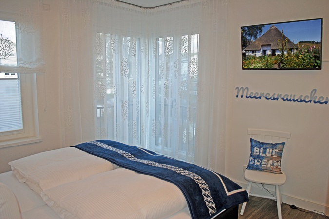 Villa Poseidon, Appartement 20 - 1. Schlafzimmer mit Doppelbett und TV
