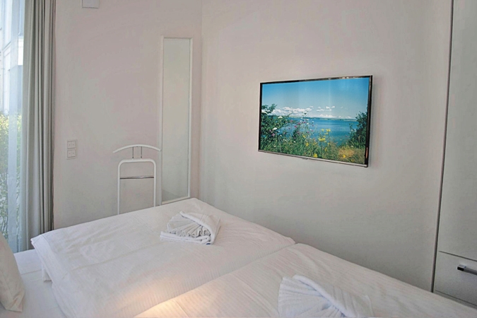 Villa Poseidon, Appartement 5 - 1. Schlafzimmer mit TV