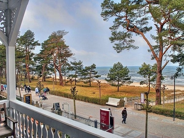 Blick vom Balkon auf die Ostsee und Strandpromenade