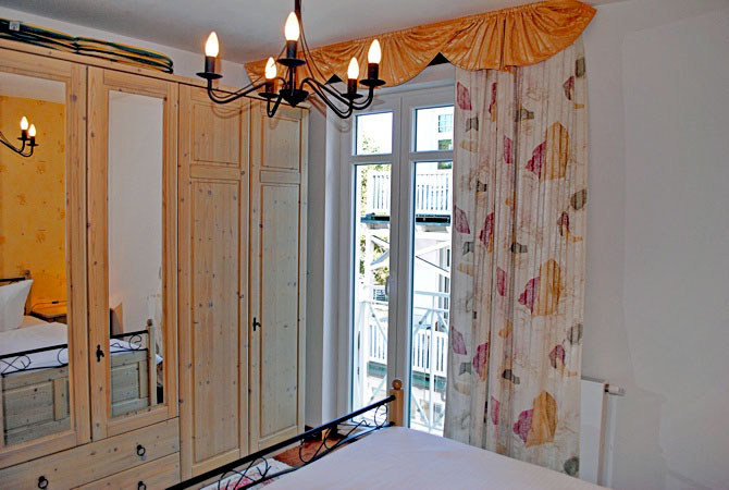 Appartement Kreideblick - großer Kleiderschrank und Balkonzugang im 1. Schlafzimmer