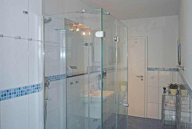 Bad mit Dusche / WC