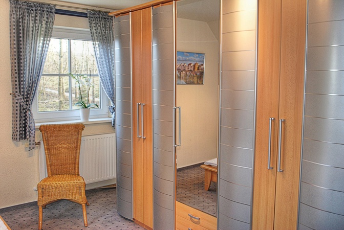 Ferienwohnung 4 - Großer Kleiderschrank im Schlafzimmer