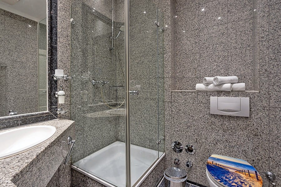 Villa Aegir Appartement 9 - Bad komplett mit Granitfliesen