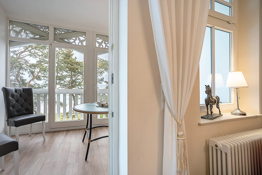 Villa Aegir Appartement 9 - Ausgang auf den Balkon mit Meerblick