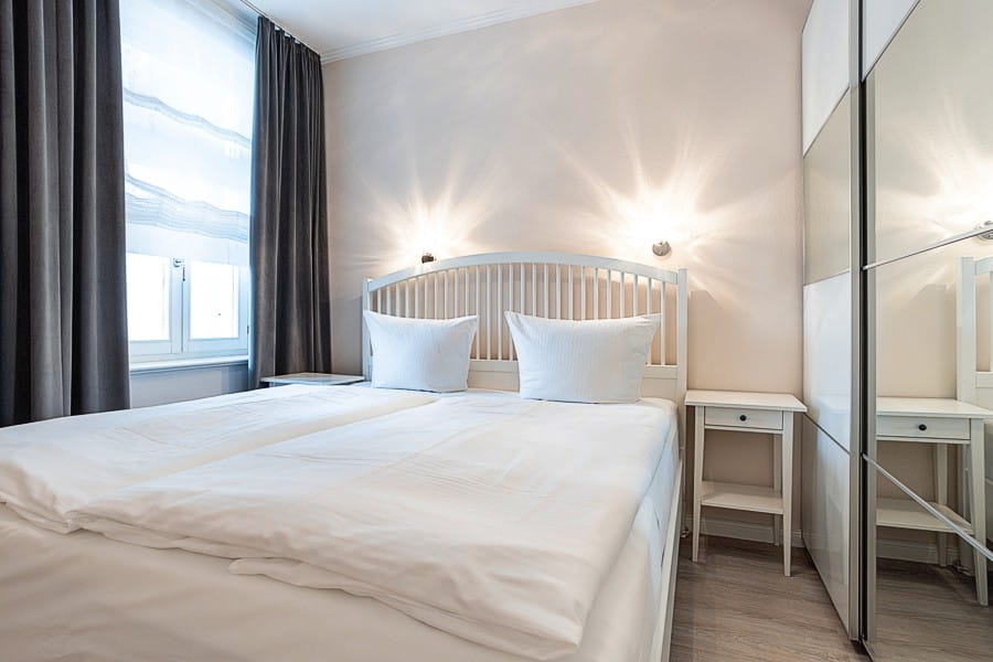 Villa Aegir Appartement 9 - Schlafzimmer mit Doppelbett