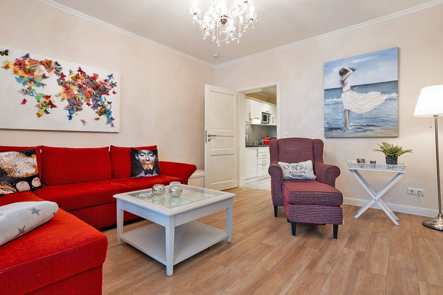 Villa Aegir Appartement 9 - Wohnraum mit Lesesessel