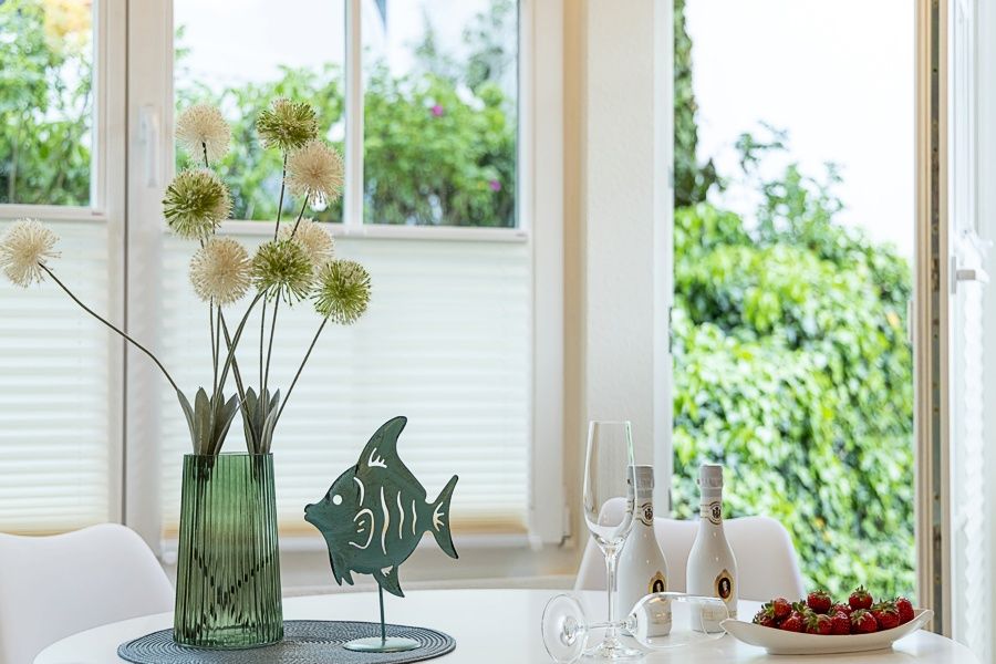 App. Wellenreiter - Essplatz mit Blick auf den Balkon