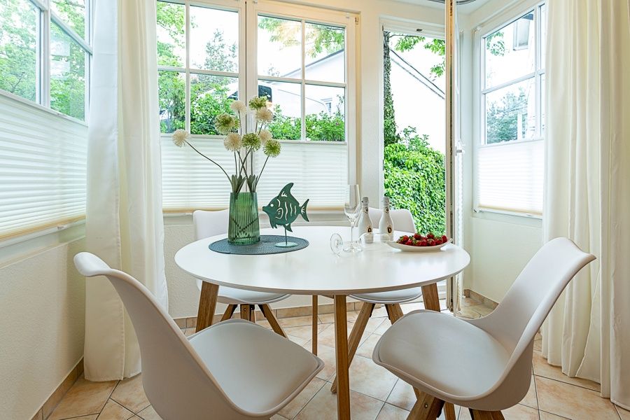 App. Wellenreiter - Essplatz und Balkonausgang