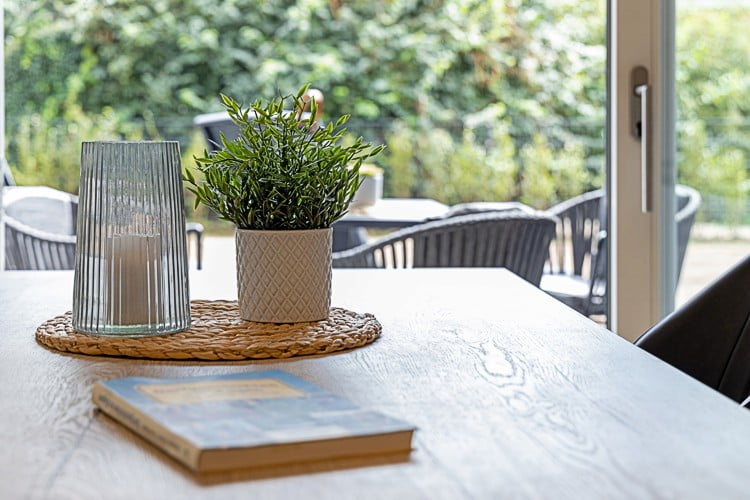 Villa Chloe - Fewo App. 2 - Essplatz mit Blick auf die Terrasse