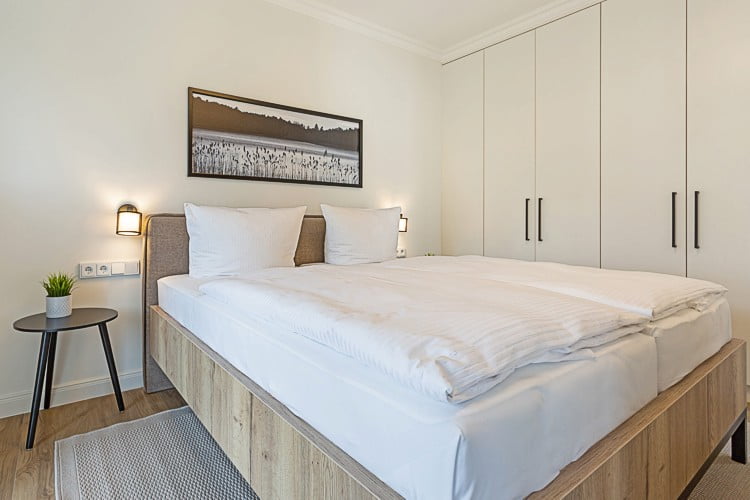 Villa Chloe - Fewo App. 4 - Schlafraum mit Kleiderschrank