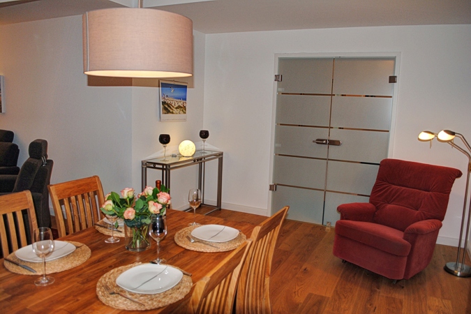 Villa Fabiola - Appartement ''Sonnendeck'' - Wohnzimmeransicht mit Essplatz