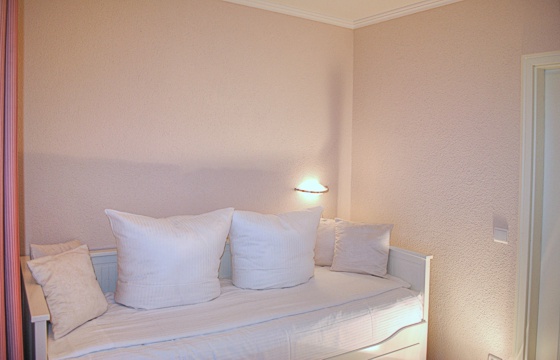 2. Schlafzimmer im Appartement 'Strandgut' in der Villa ''Gudrun'' Binz
