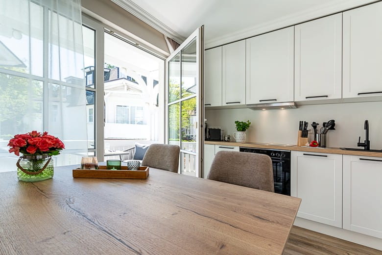 Villa Vesta Appartements 1. OG - Küche, Essplatz und Balkonausgang