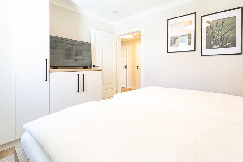 App. 5 und 6 - Schlafzimmer mit Schrank und TV
